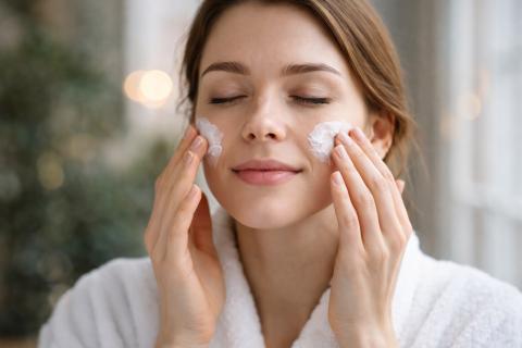 Весна не прощает ошибок: дерматологи рассказали, как правильно подготовить кожу к солнцу