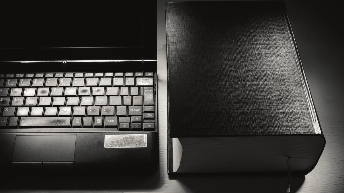 Ноутбук и книга Ноутбук и книга