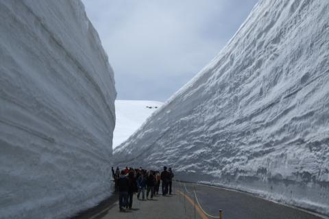 Снежный коридор с 20-метровыми стенами открыт в горах Японии — власти региона
