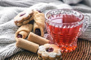 Напиток из детства возвращается: три старинных рецепта, которые согреют в самую лютую зиму