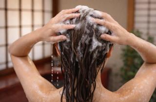 Рыбья чешуя голове не нужна: как простая манипуляция с краном помогает волоса обрести гладкость
