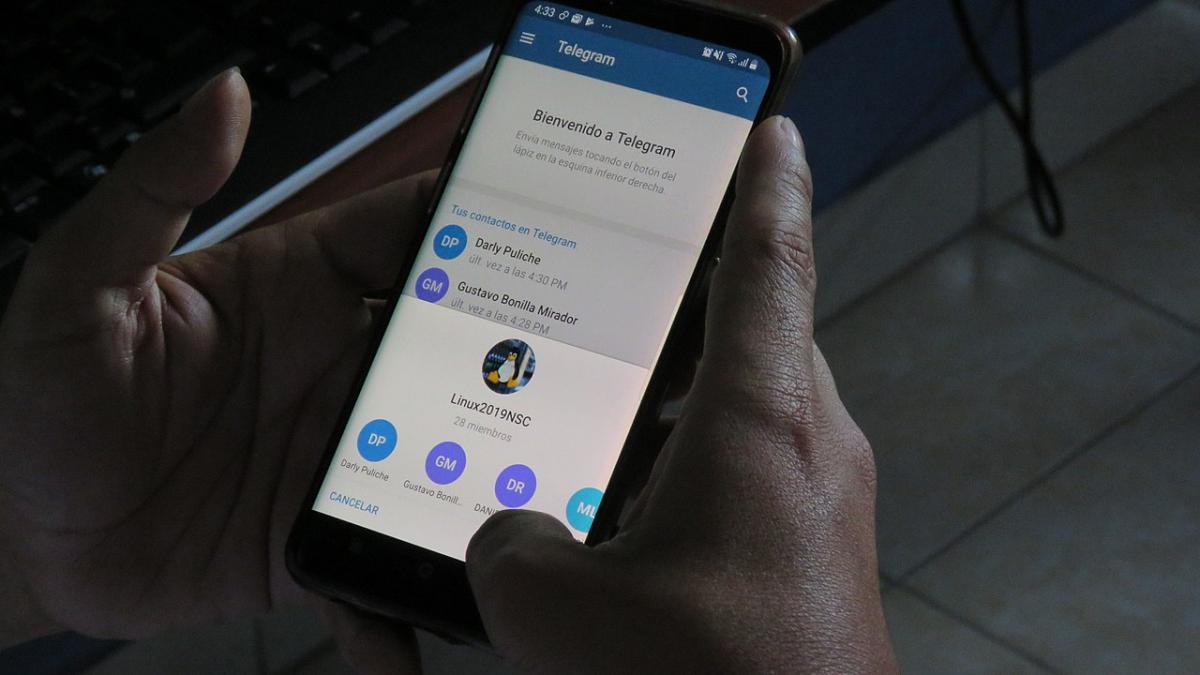 Человек, использующий Telegram Человек, использующий Telegram