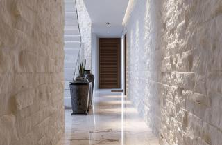 Потолок крашу не белым — тренд 2025 делает интерьер цельным за пару часов