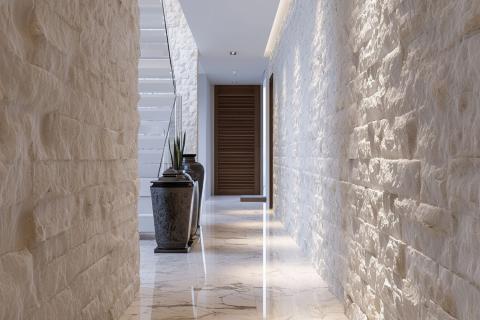 Потолок крашу не белым — тренд 2025 делает интерьер цельным за пару часов