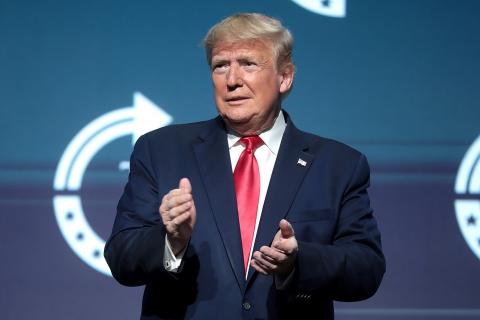 Трамп снова в деле: как гитары и Библии пополнили его банковский счёт
