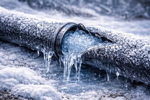 Ледяной разлом на водопроводе
