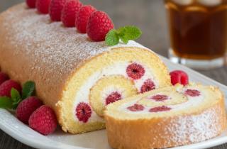 Весна на десертной тарелке: секретный ингредиент делает бисквитный рулет нежнее шёлка