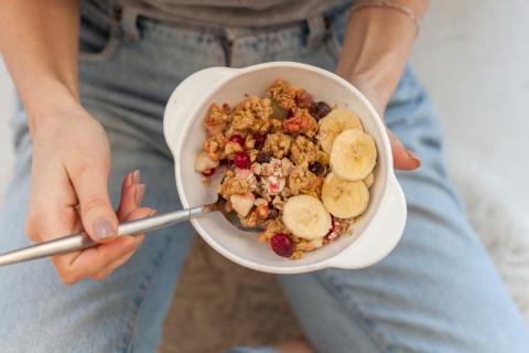 Овсяные хлопья в составе гранолы нормализуют пищеварение — эксперты