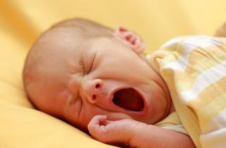 Укачивание формирует зависимость от движения при засыпании — педиатр