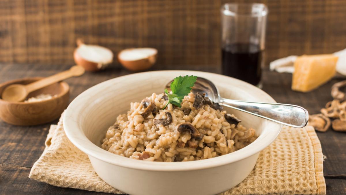 Ячневая каша с жареными грибами и луком