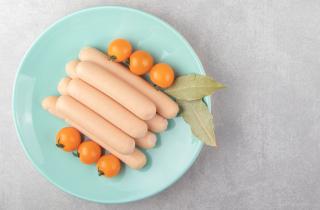 Уверены, что всё знаете о варке сосисок?  Старый трюк, который меняет их вкус навсегда