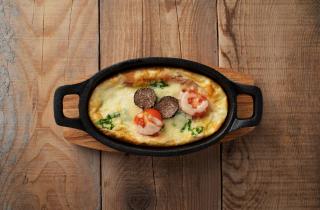 Уберите кухонные весы: для средиземноморского пирога нужна только баночка из-под йогурта