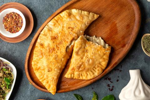 Как приготовить чебуреки с крапивой и куриным бедром: пошаговый рецепт