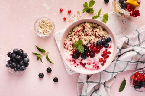 Эксперты по питанию рекомендуют кашу с кедровыми орехами и ягодами для детей