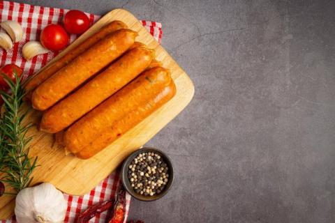 Сочный рецепт: курица и смородина делают сосиски особенными