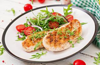 Беру филе, немного микрозелени и орешки — ужин за 20 минут, а выглядит как из кафе