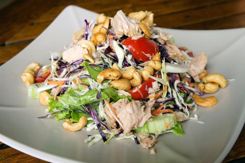 Копчёная рыба остаётся основой салата в беломорской кухни — эксперты