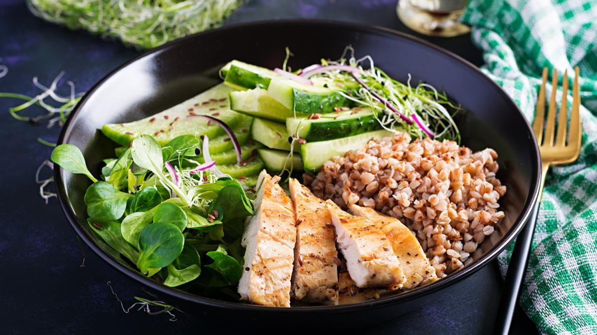 Боул с курицей, брокколи и горохом