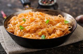 Беру капусту и охотничьи колбаски — ужин, который пахнет теплом и детством