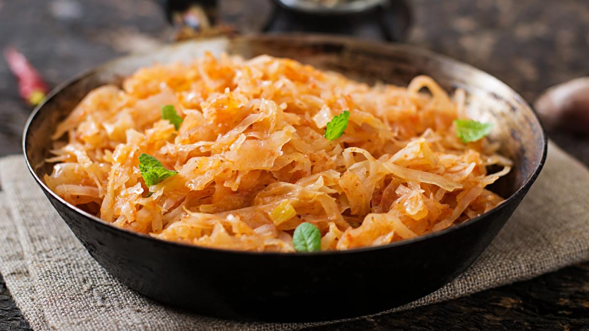 Тушёная капуста с колбасками