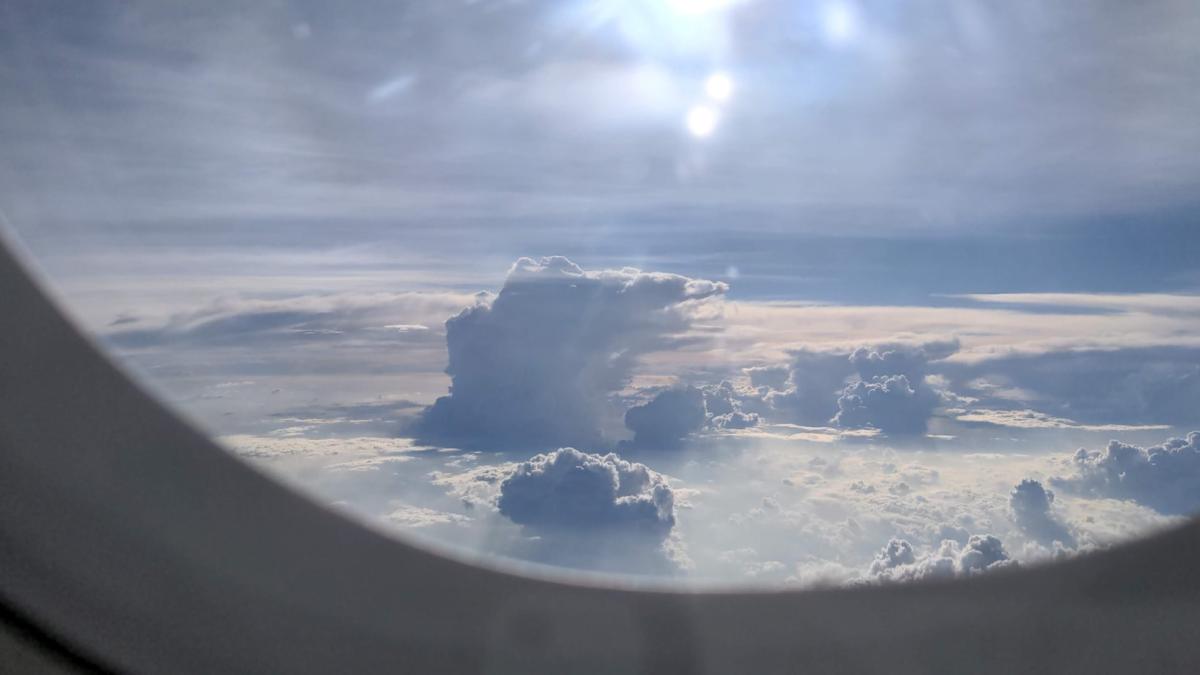 Вид из самолета на облака