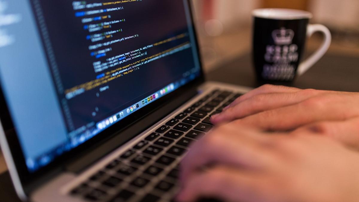 Компьютерный программист набирает код Компьютерный программист набирает код