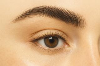 Лицо стало моложе без пластики: вот что сделала с бровями — эффект поразил