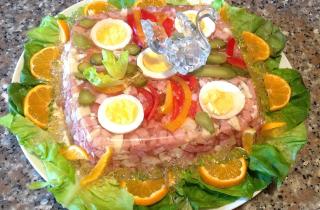 Рецепт заливного с рыбой и овощами стал популярным на праздниках — кулинары