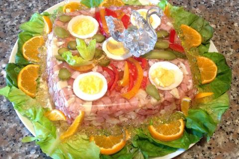 Рецепт заливного с рыбой и овощами стал популярным на праздниках — кулинары