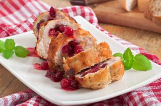 Клюква усилила кислотность и баланс вкуса в рулете из индейки — повара