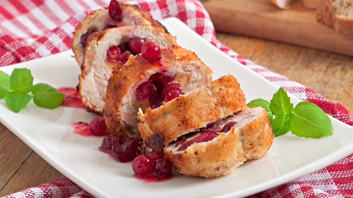 Рулет из индейки с клюквенной начинкой