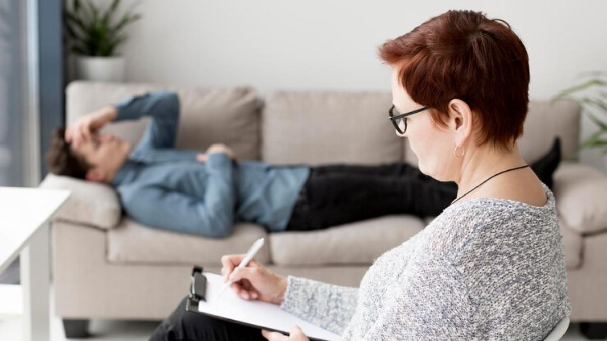 Мужчина на приёме у психоаналитика