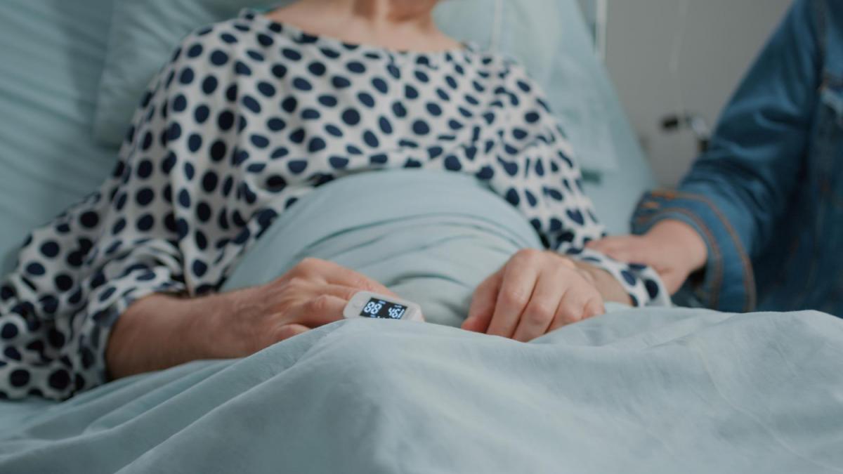 Женщина в больничной палате Женщина в больничной палате