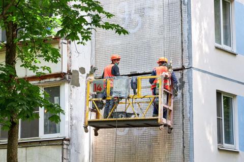 Сначала Москва, потом все: кто сбрасывает цену на жильё
