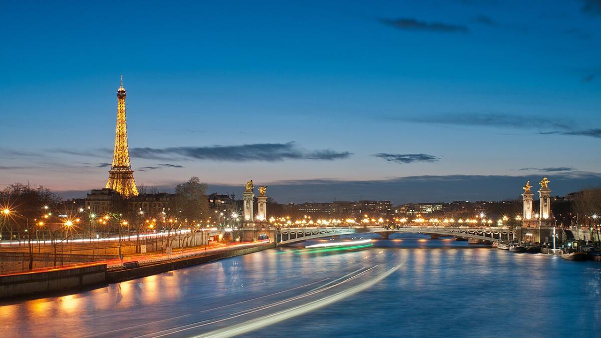 Эйфелева башня и мост Александра III ночью Эйфелева башня и мост Александра III ночью