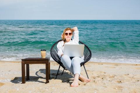 Работа в отпуске разрушает незаметно: как понять, что пора остановиться