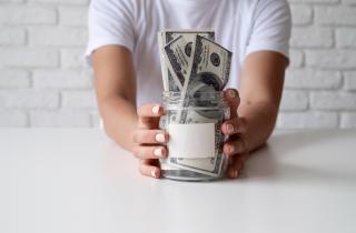 Качается, но не падет: почему ставки на обвал доллара  —  просто спекуляции трейдеров