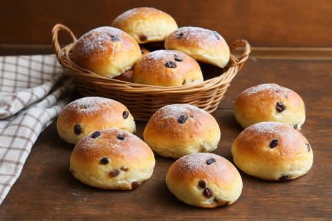 Эксперт по традиционной кухне: секрет вкуса булочек с изюмом — в правильной расстойке теста