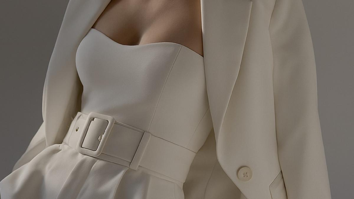 Женщина в белом костюме