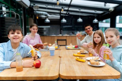 X5 Клуб: родители тратят на школьное питание до 8 тысяч рублей в месяц