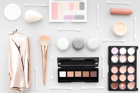 Психологи Vogue Wellness: макияж и уход за телом помогают снизить стресс