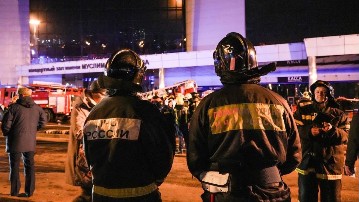 Пожарные МЧС у "Крокуса" Пожарные МЧС у "Крокуса"