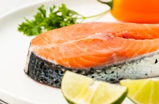 Секрет идеального лосося — не соус, а микрозелень: именно она делает вкус живым и свежим