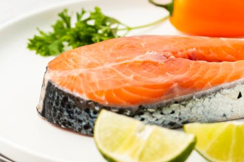 Секрет идеального лосося — не соус, а микрозелень: именно она делает вкус живым и свежим