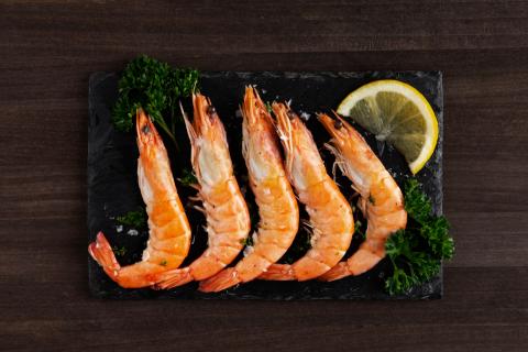 Креветки в салате дают аромат, а фриссе добавляет хруст и свежесть — кулинар