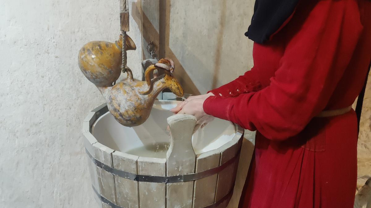 Мытьё рук с козлом-свистулькой