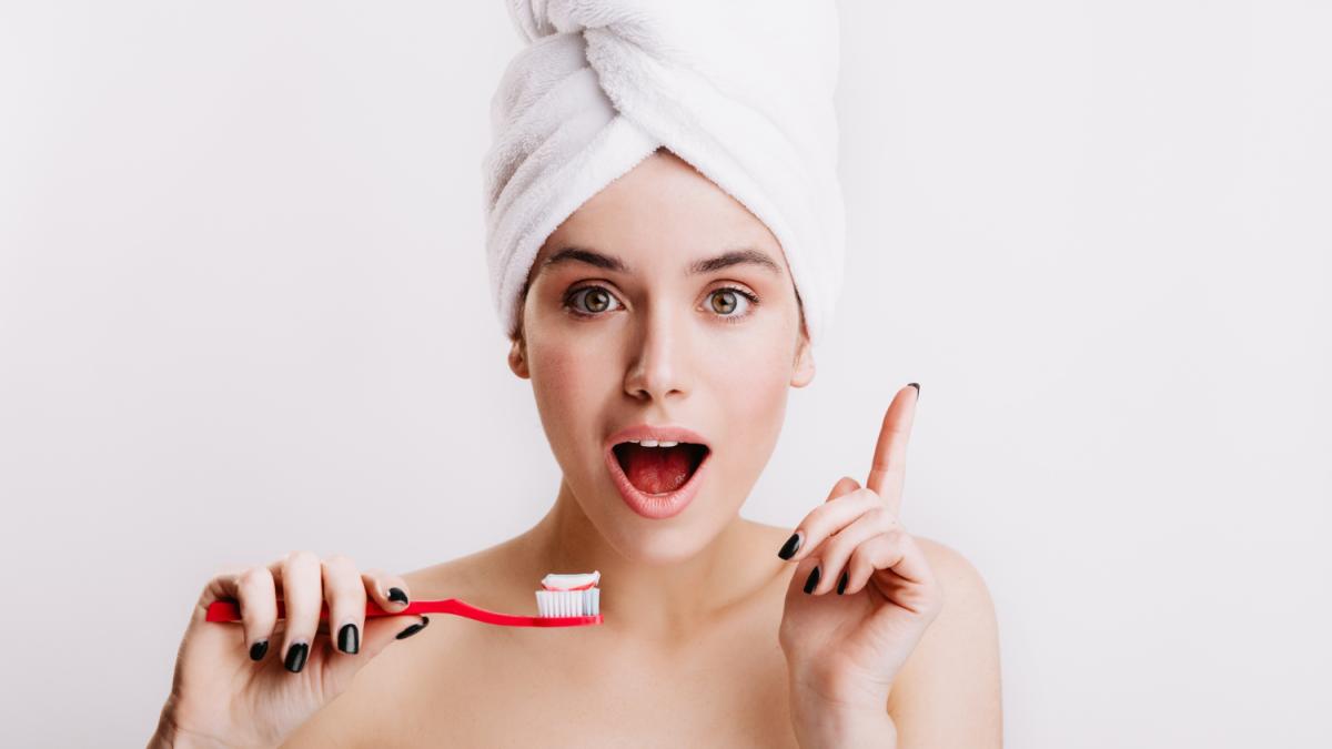 Девушка чистит зубы