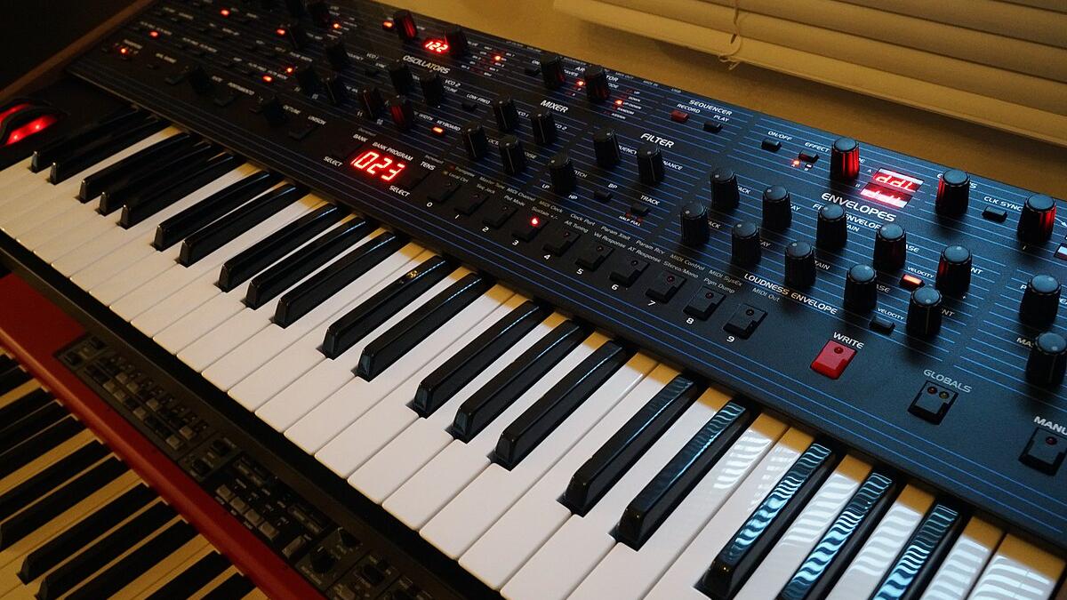 Синтезатор