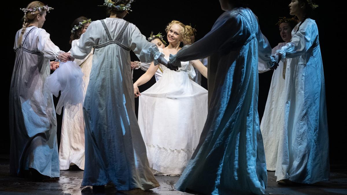 Сцена из спектакля театра Модерн Война и мир