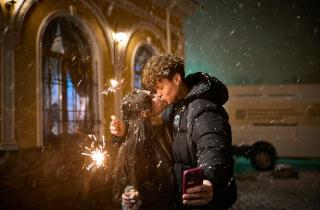 Тревожность и депрессия могут передаваться через поцелуи — New Atlas